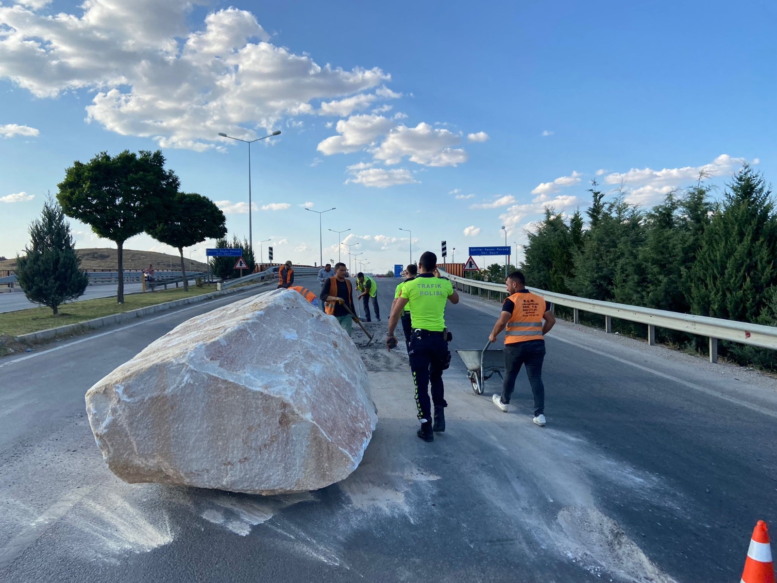 Tırdan Yola Tonlarca Ağırlıktaki Mermer Blok Düştü