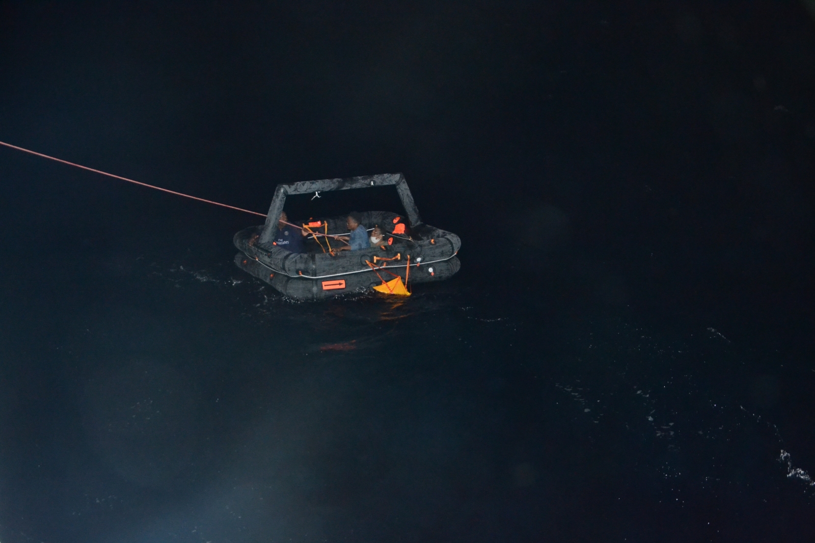 İzmir Açıklarında 11 Düzensiz Göçmen Kurtarıldı