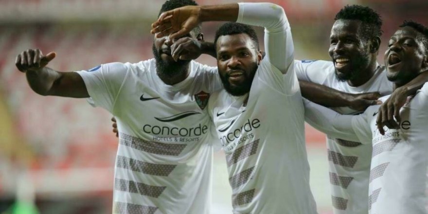 Boupendza  Fenerbahçeli Taraftarların İlgisine Alıştığını Söyledi