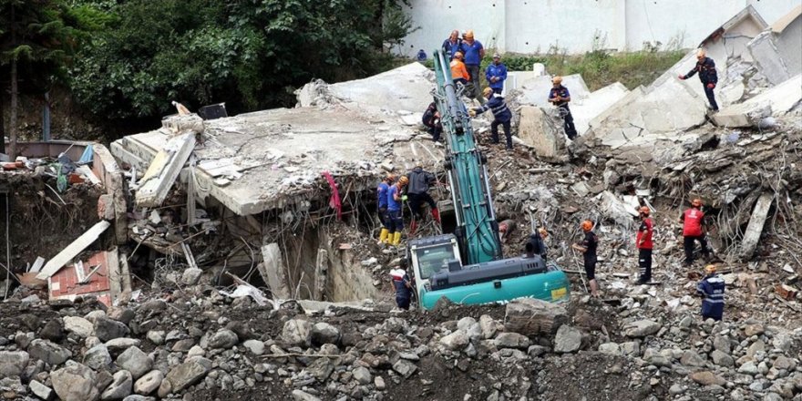 Bozkurt'ta Selde Yıkılan Apartmanda Arama Kurtarma Çalışmaları Sürüyor