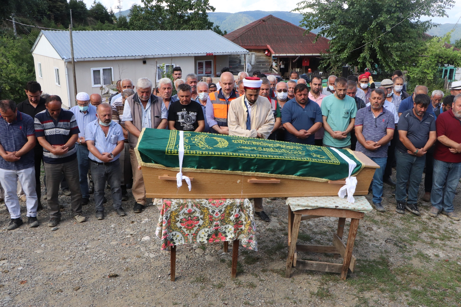 Bakan Karaismailoğlu, Selde Hayatını Kaybeden Yaşlı Adamın Tabutunu Sırtladı