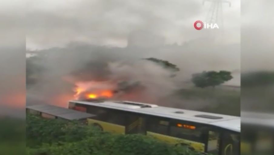 Küçükçekmece’de Belediye Otobüsü Alev Alev Yandı