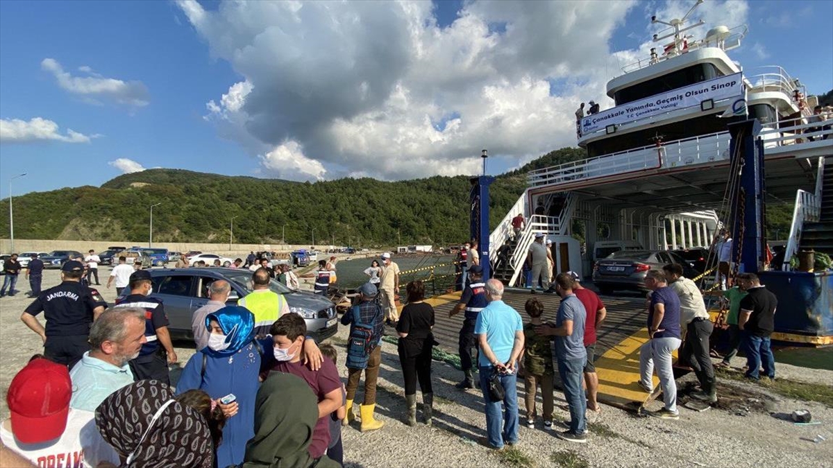Sel Felaketi Nedeniyle Türkeli'nde Mahsur Kalan Tatilciler Arabalı Vapurla Tahliye Ediliyor