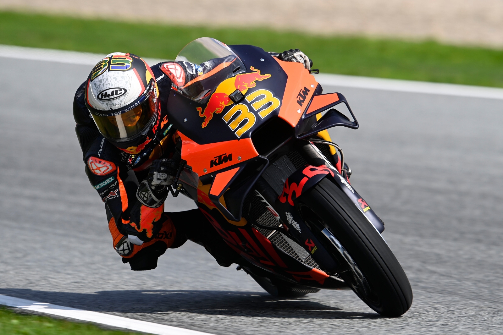 Brad Binder ıslak zeminde kuru lastiklerle yarış kazandı