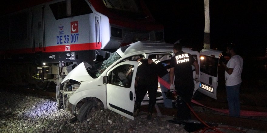 Uşak’ta Tren Araca Çarptı 2 Ölü Var