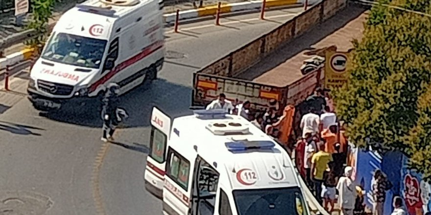 Sultanbeyli’de Karşıya Geçen 2 Çocuk İle Kadın, Tır İle Bariyer Arasına Sıkıştı