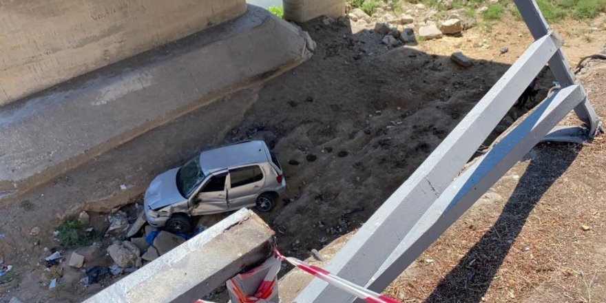 Otomobil köprüden düştü: 2 yaralı