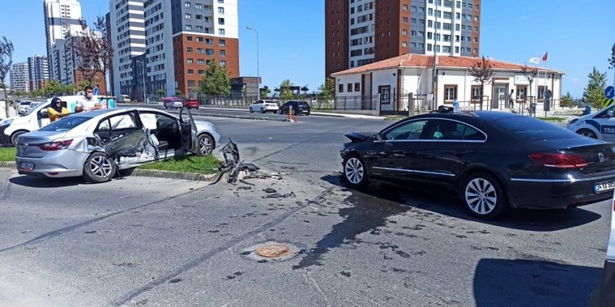 Başakşehir’de 5 kişinin yaralandığı kaza kameralara yansıdı