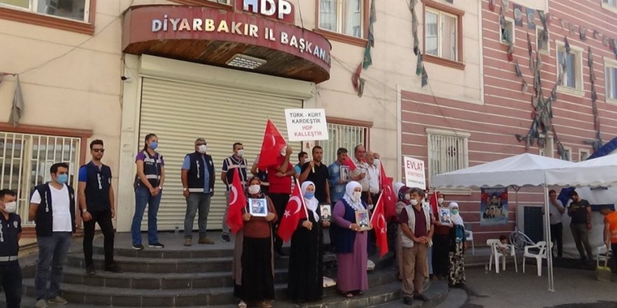 Evlat nöbetindeki ailelerden HDP ve PKK’ya sloganlı tepki