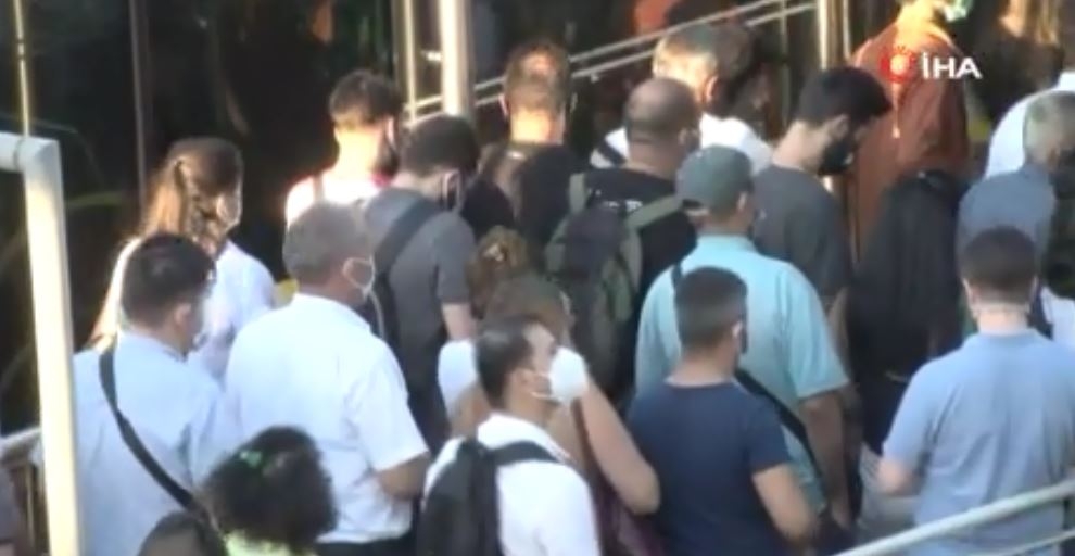 Metrobüs bozuldu, duraklarda yoğunluk oluştu