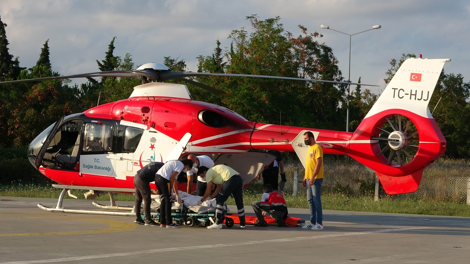 Diyaliz hastası kadın ambulans helikopterle hastaneye yetiştirildi