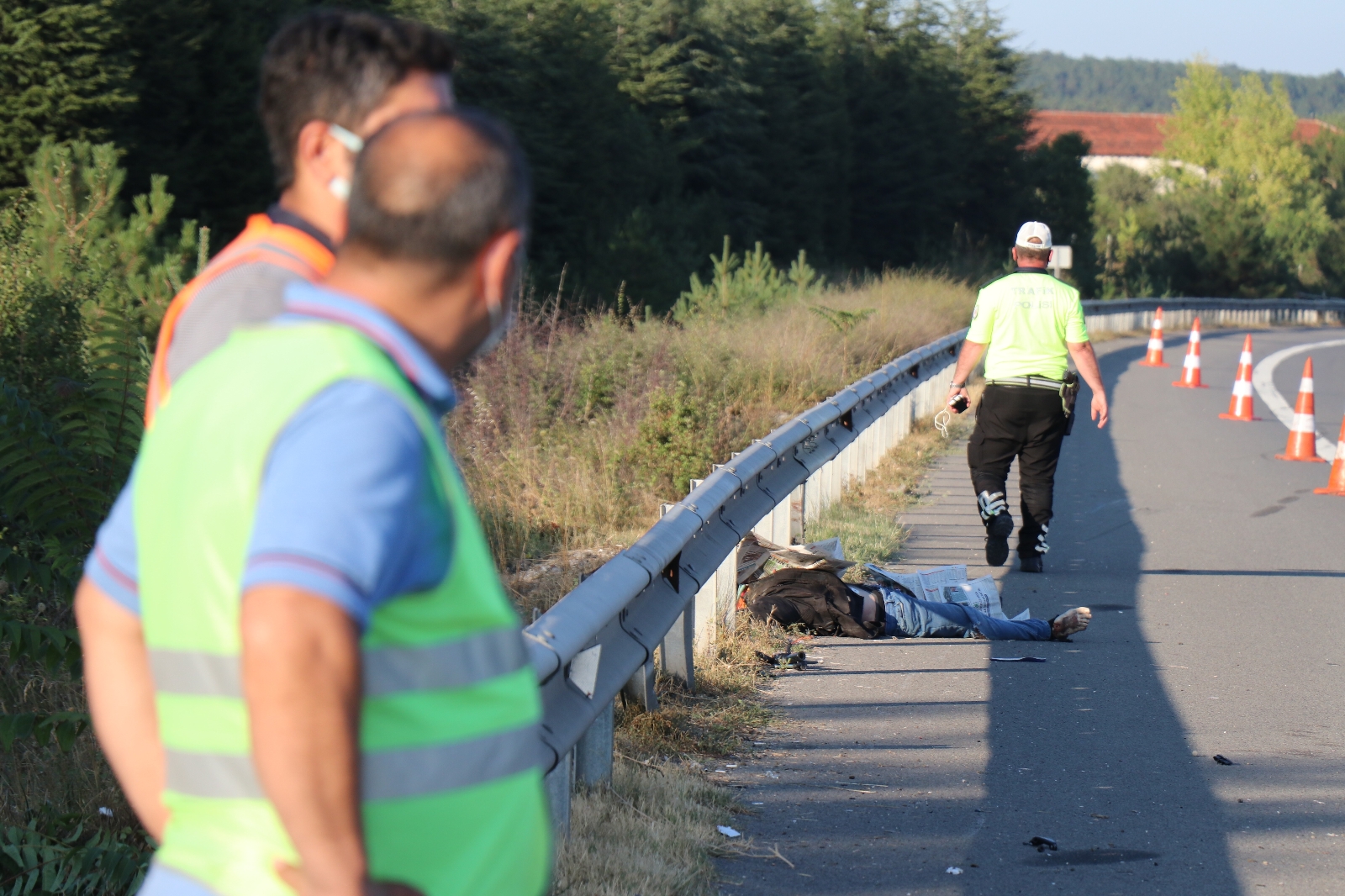 TEM’de bariyerlere çarpan motosiklet sürücüsü hayatını kaybetti