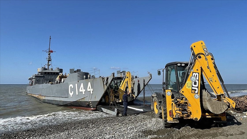 Türkeli ilçesine, Abana ilçesinden hareket eden çıkarma gemisiyle yardım götürüldü