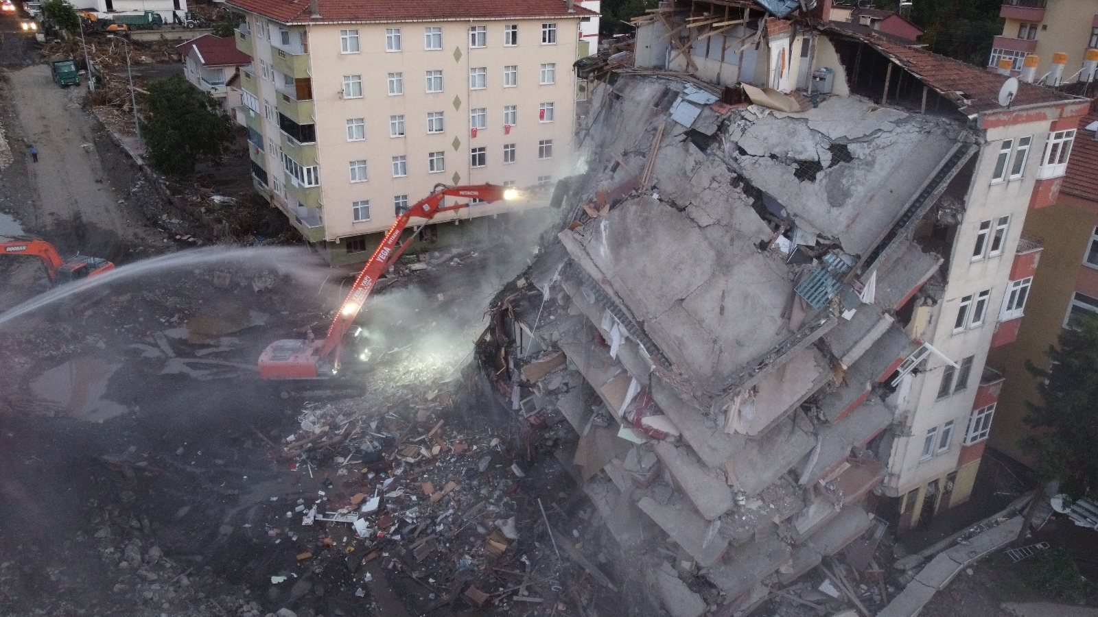 Selde ağır hasar alan 5 katlı o bina yıkılıyor