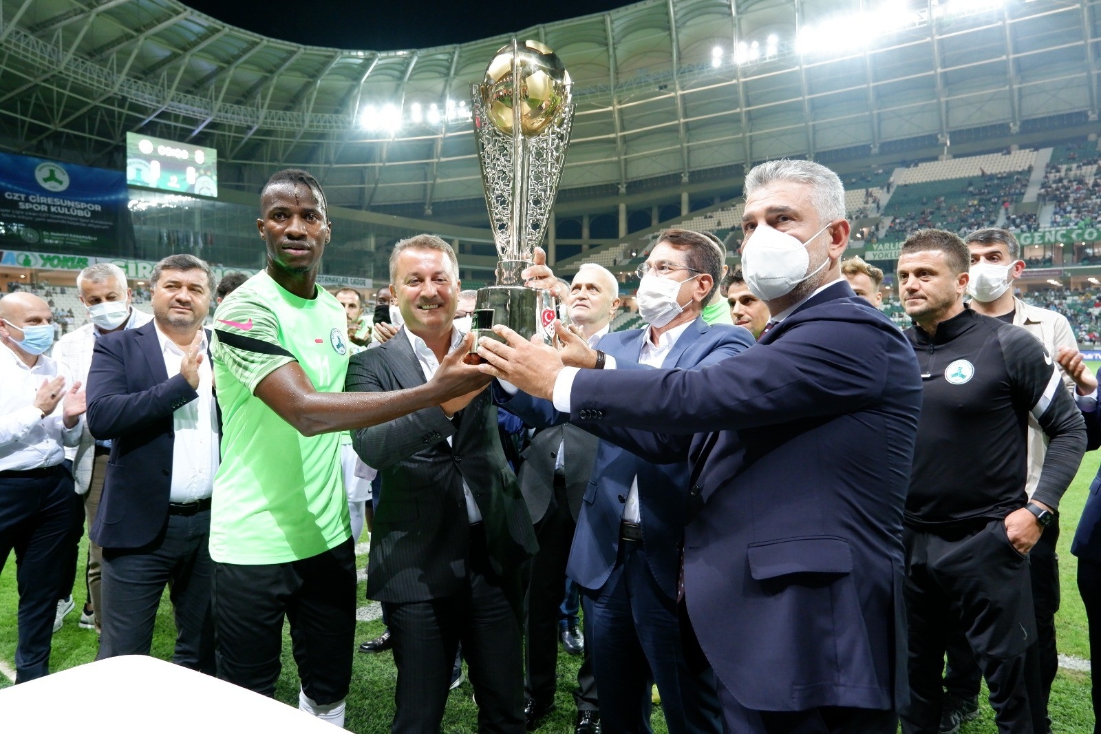 Giresunspor’da kupa töreni yapıldı
