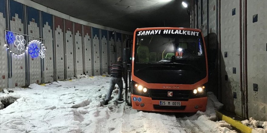 Erzurum dolu yağışı sonrası cadde ve sokaklarda taşkınlar yaşandı