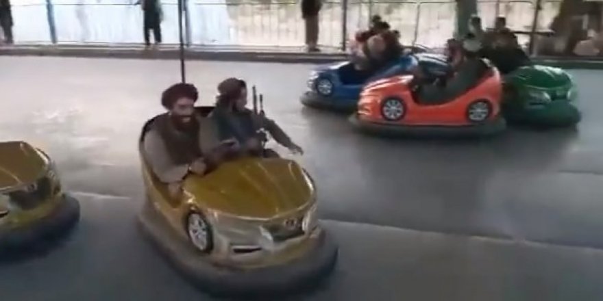 Kabil'e giren Taliban militanları lunaparkta eğlendi
