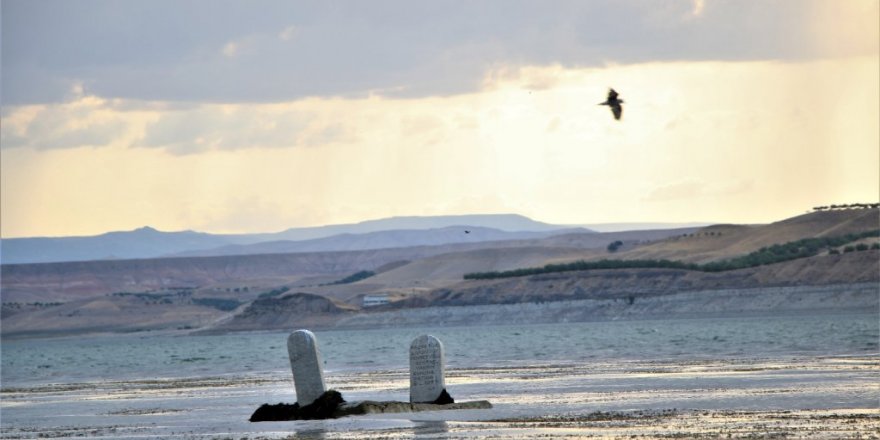 Baraj suları 150 metre çekildi, 700 yıllık mezarlık gün yüzüne çıktı