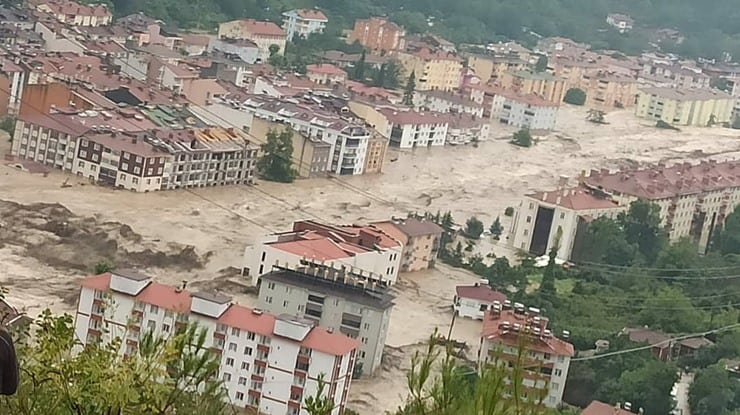Kastamonu’da selde yıkılan apartmanın müteahhidine gözaltı