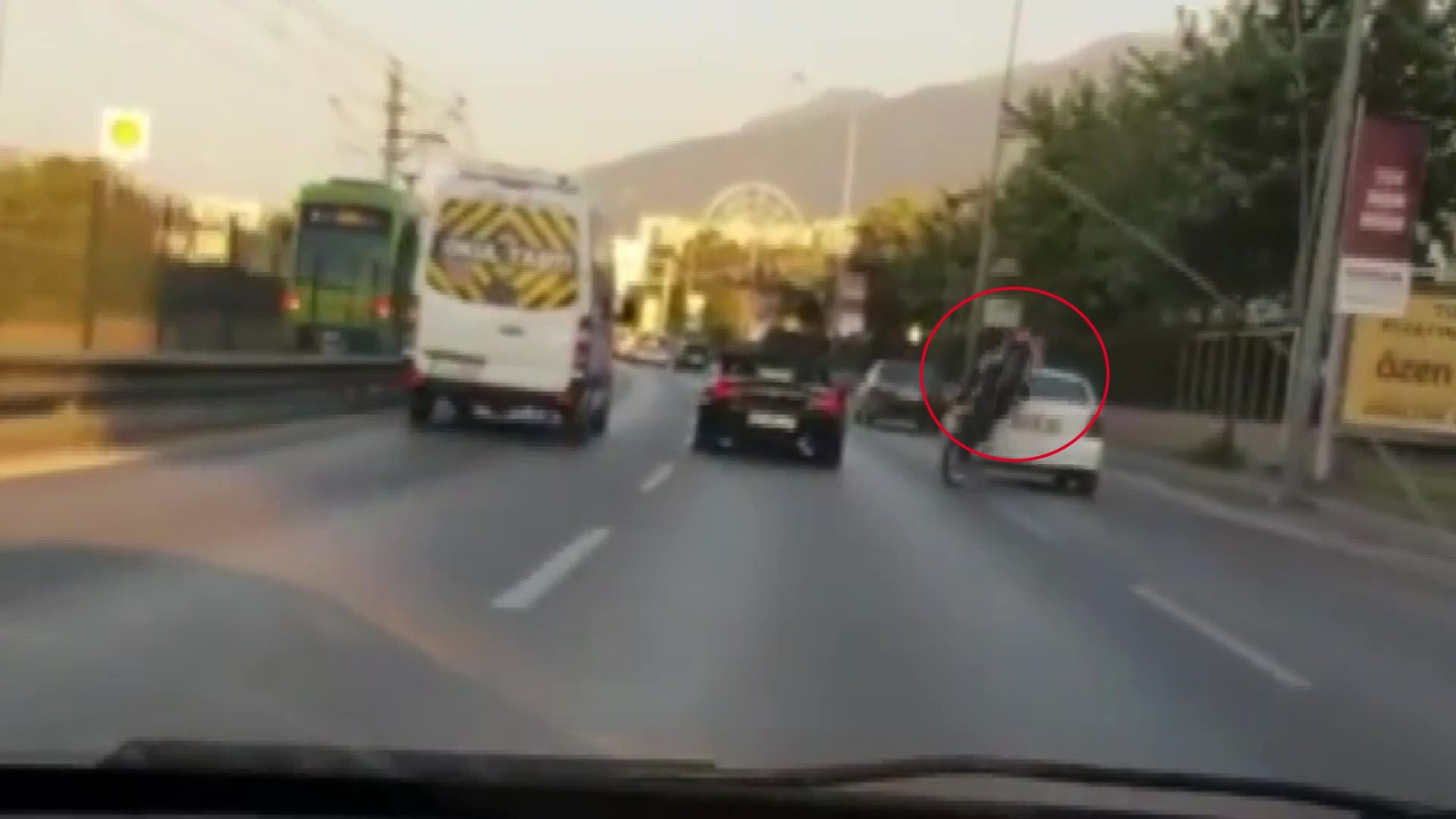Trafikte Makas Atan Motosiklet Sürücüsü Otomobile Böyle Çarptı