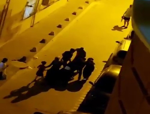 Ailesine Bıçak Çeken Şahsı Komşuları Dövdü