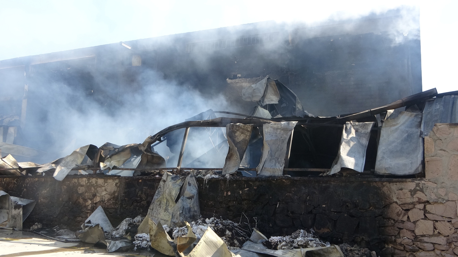 15 Saattir Yanan Fabrikaya Müdahale Devam Ediyor