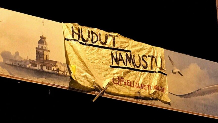 ‘Hudut Namustur’ yazılı pankartı asan gençler serbest bırakıldı