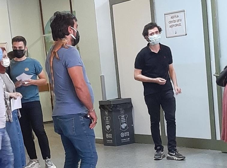 Aşı Olmaya İguanası İle Gitti