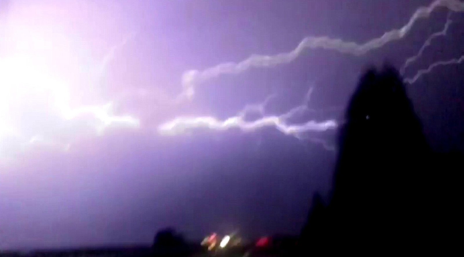 Şimşekler Geceyi Aydınlattı, Dolu Yağışı Kent Merkezini Beyaza Bürüdü