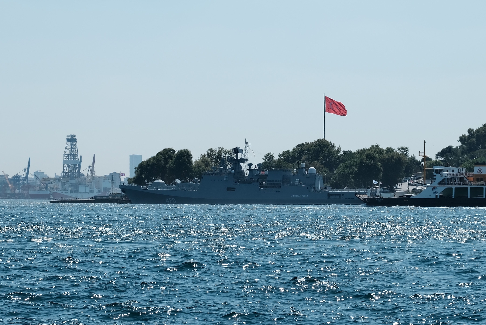 Rus Savaş Gemisi Sarayburnu’na Demirledi