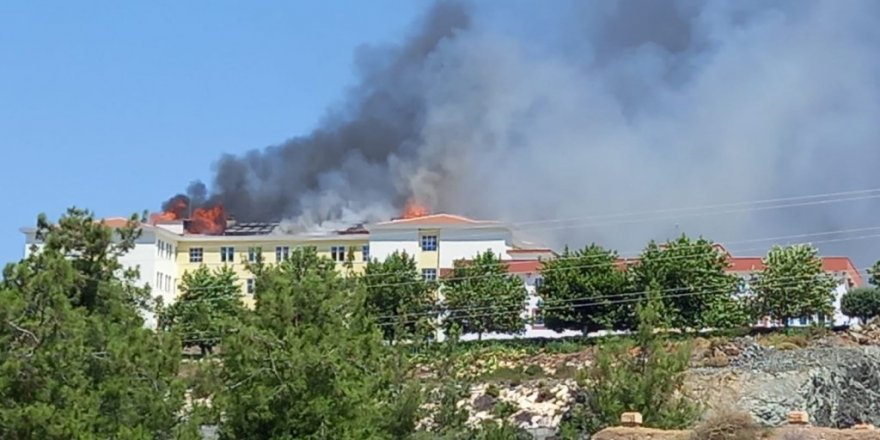 Kumluca’da yurttaki yangına müdahale sürüyor