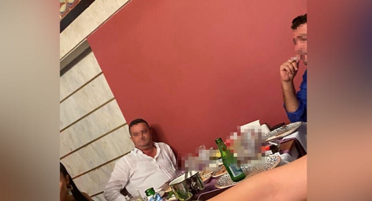 Beraat ettirdiği sanıkla görüntülenen hakim açığa alındı