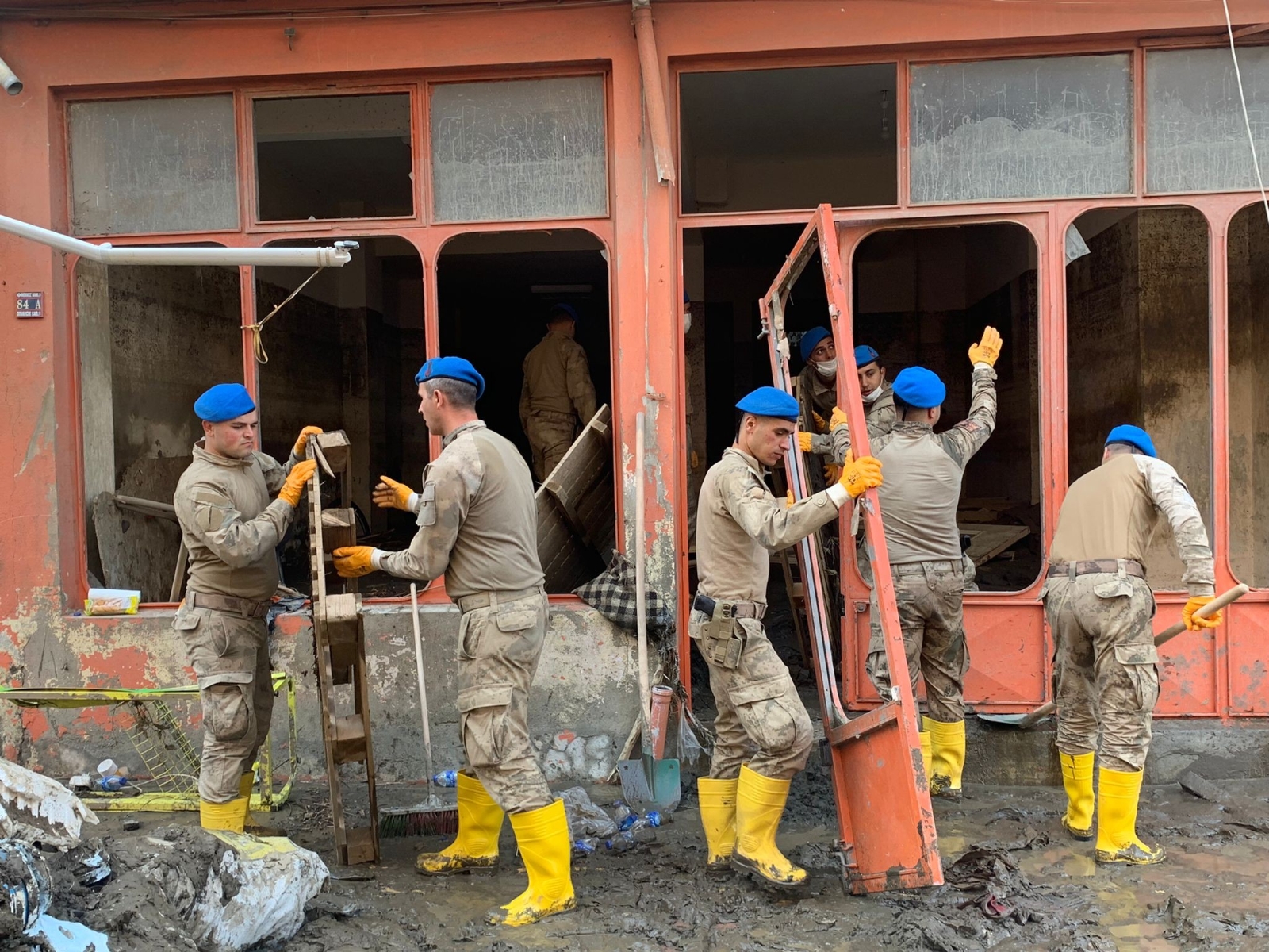 Komandolar, Selin Vurduğu İlçeyi Ellerinde Küreklerle Temizliyor