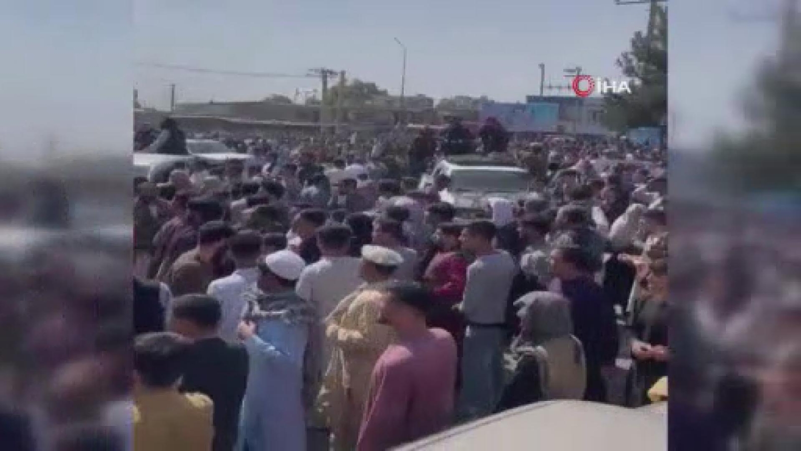 Kabil Havalimanı’nda İzdiham: 17 Yaralı