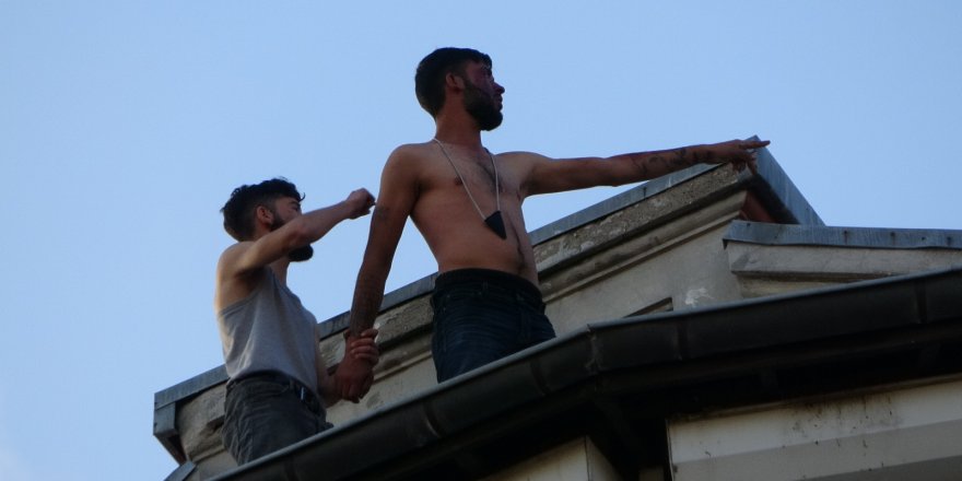 Beyoğlu’da terasa çıkarak intihara kalkışan 2 kişiyi polis ikna etti