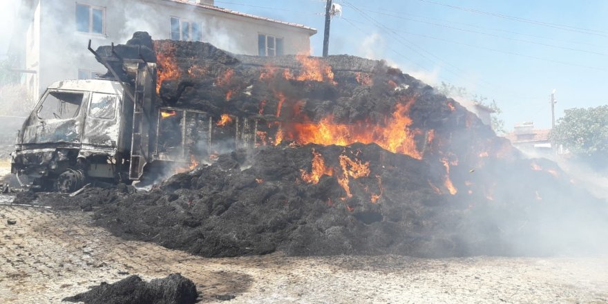 Balıkesir’de saman yüklü kamyon alev alev yandı