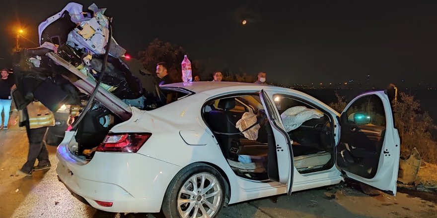 İstanbul'da Otomobil bariyerlere saplandı: 4 yaralı