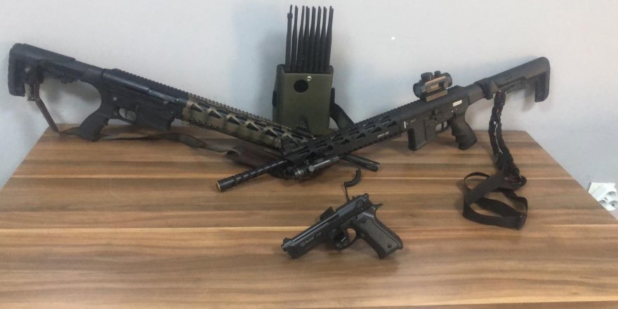 Güvenlik Görevlisine Saldıran Kişilerin Evlerinde Yapılan Aramada  Jammer Ve Silah Çıktı