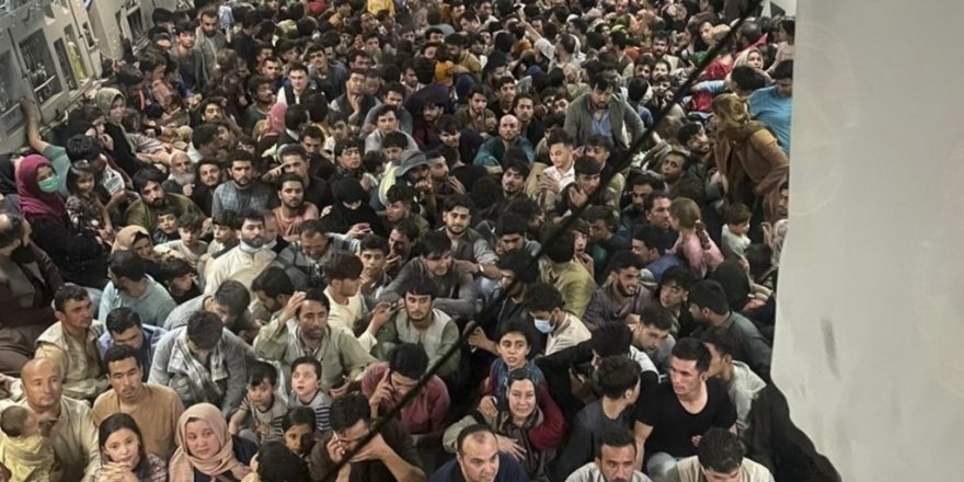 “ABD’ye ait 150 kişilik uçağa bindirilen 640 Afgan Uganda’ya götürüldü”