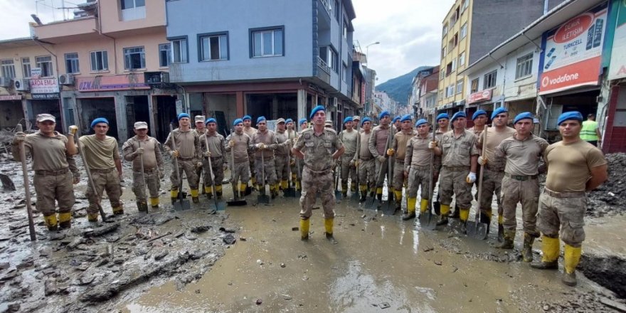 Mehmetçik selin yaralarını sarıyor