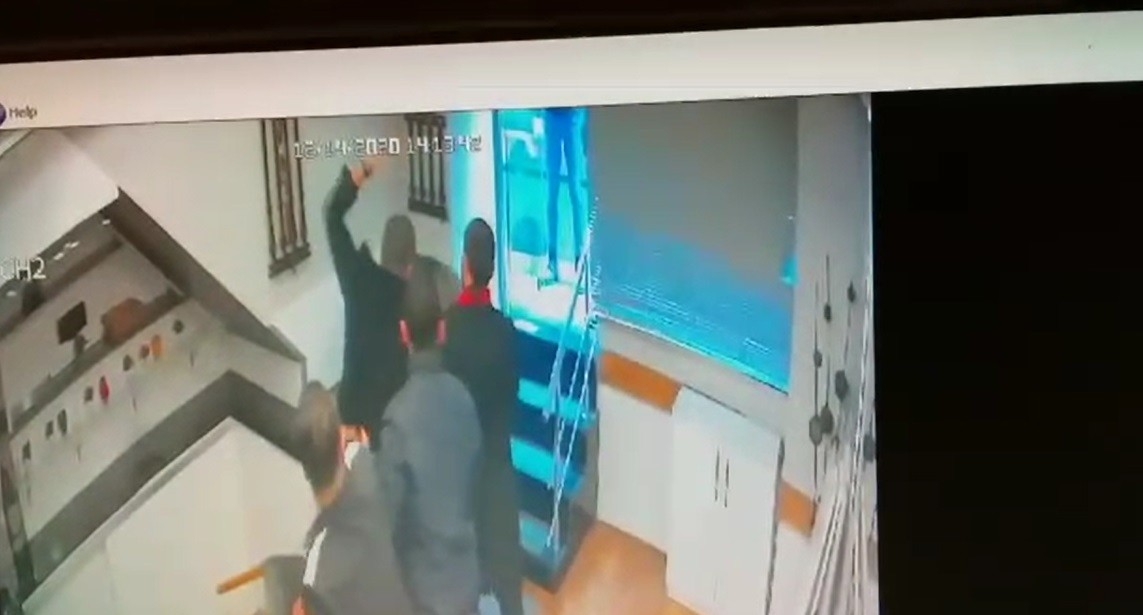 Taksim’de Tabanca Ve Bıçaklı Otel Baskını Kamerada