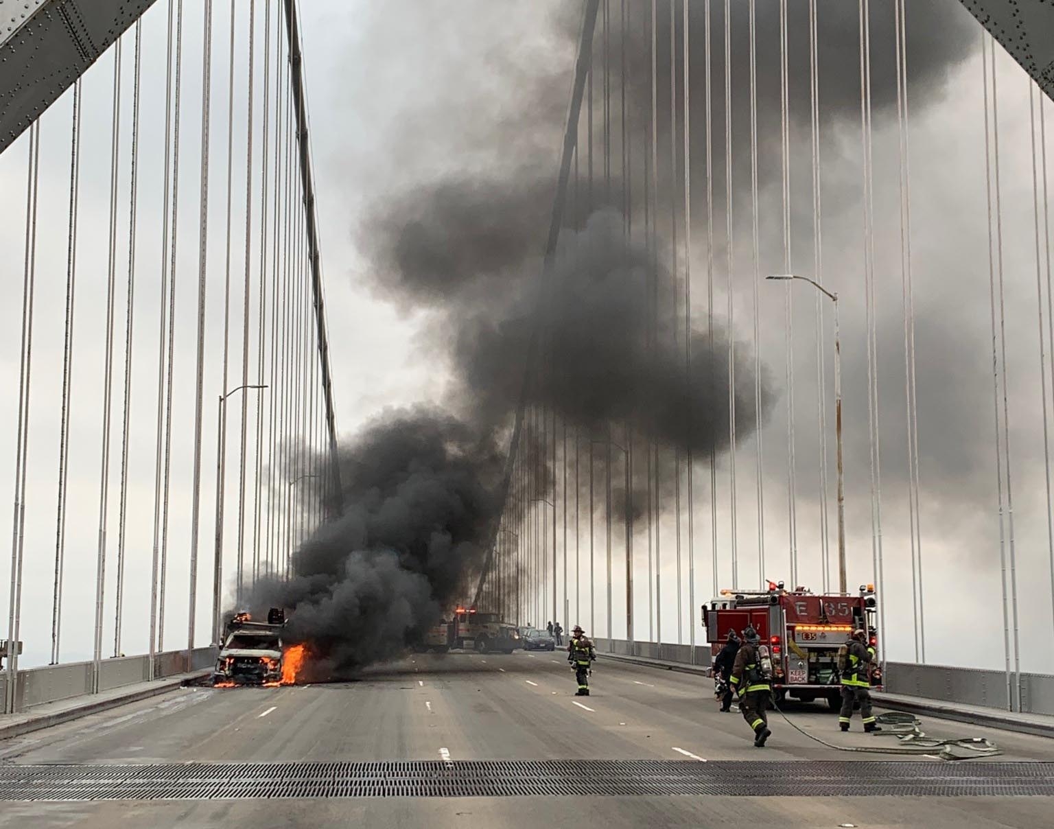 ABD’deki San Francisco-oakland Körfez Köprüsü Üzerinde Kamyon Yangını