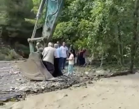 Çayın Karşısına Geçmeye İsteyen Vatandaşları Kepçe Taşıdı