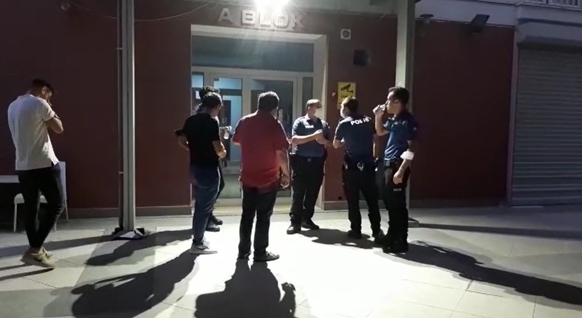 Esenyurt’ta Bir Kişi Annesini Rehin Alıp Eşyaları Aşağıya Attı