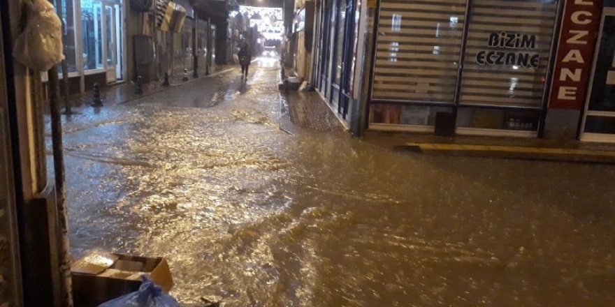 Kastamonu’da, Cami Ve İş Yerlerini Su Bastı
