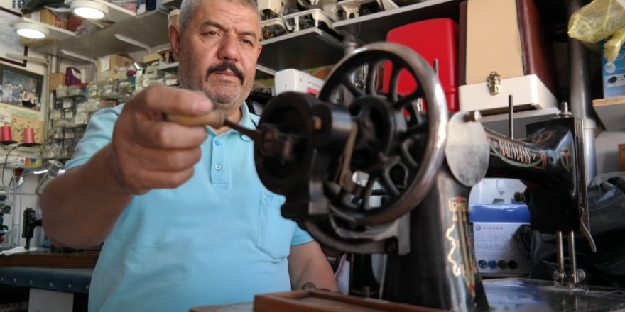 Hurdadan bulduğu asırlık dikiş makinelerini çalışır hale getiriyor