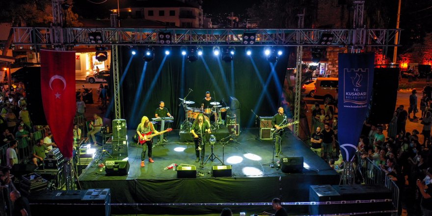 NECATİ VE SAYKOLAR KUŞADASI’NI COŞTURDU