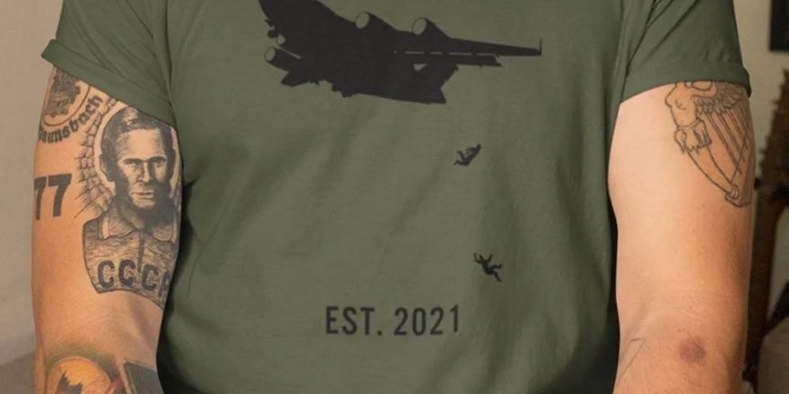 Kabil’deki Tahliye Uçağından Düşen Afganların Tişörtünü Yaptılar