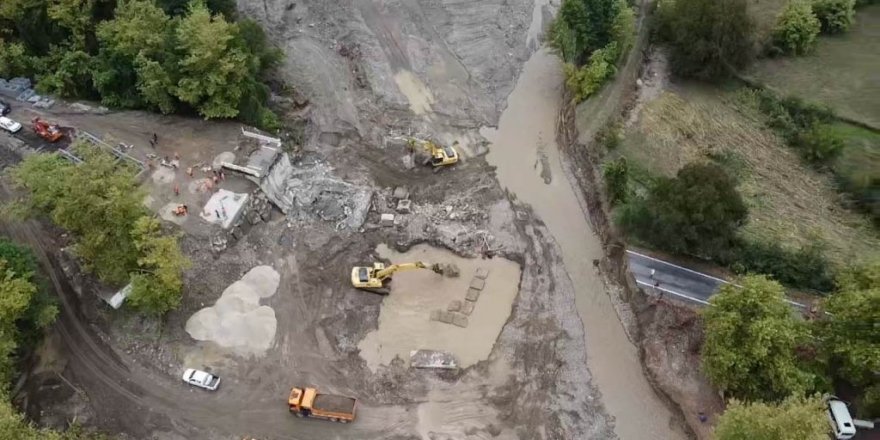 Selde yıkılan köprünün yerine 36 metrelik panel köprü inşa ediliyor