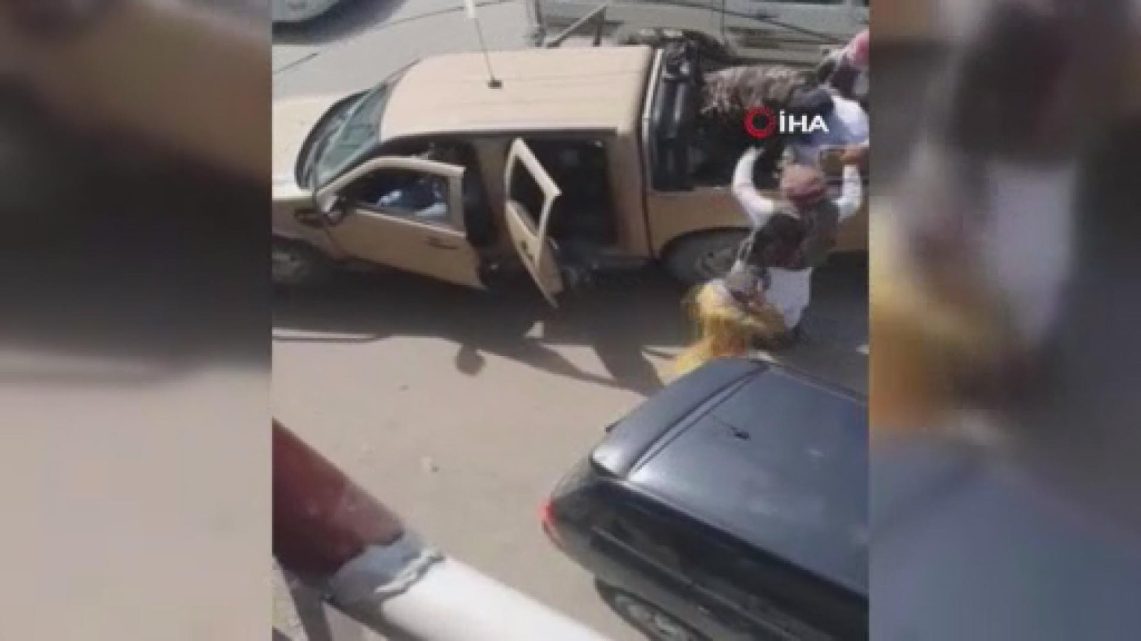 Taliban’ın Afganistan Bayrağı Taşıyanlara Müdahalesi Kamerada